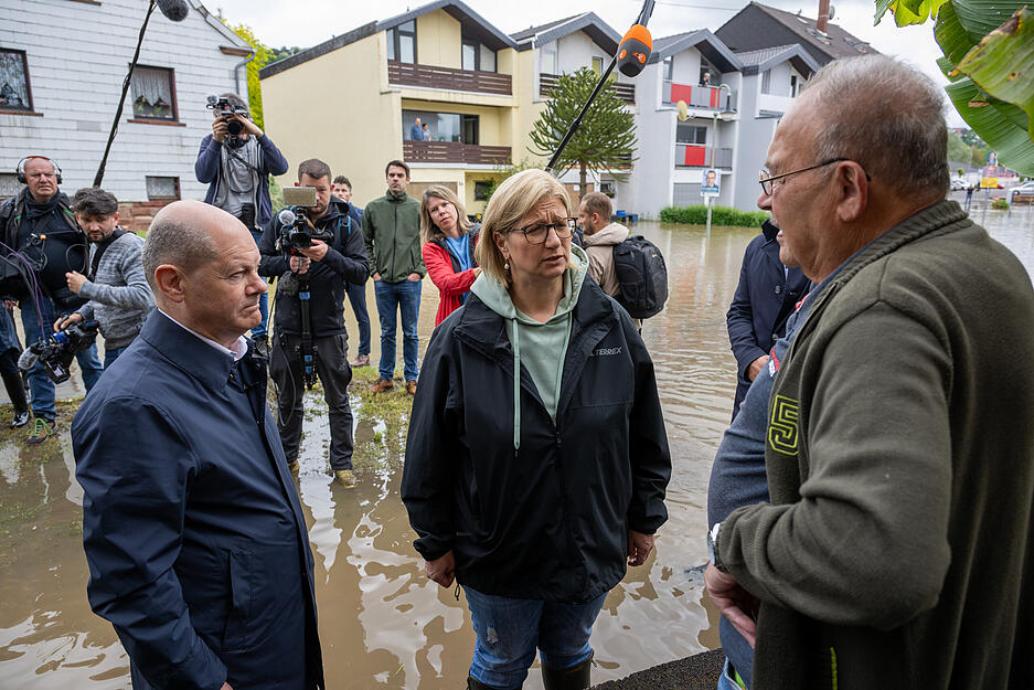 Bundeskanzler Olaf Scholz (SPD) und Ministerpräsidentin Anke Rehlinger (SPD) besuchen den vom Hochwasser betroffene Ort Kleinblittersdorf im Saarland.