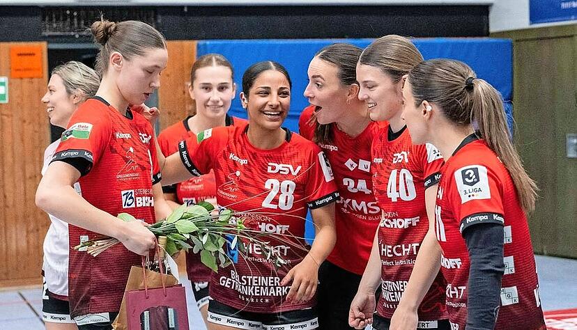 Gute Laune bei den Verabschiedeten (von links im Vordergrund): Lara Däuble, Seema Awad, Elena Fabritz, Jade Oral und Natascha Fabritz. Gute Laune bei den Verabschiedeten (von links im Vordergrund): Lara Däuble, Seema Awad, Elena Fabritz, Jade Oral und Natascha Fabritz.