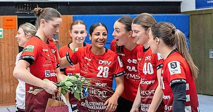Gute Laune bei den Verabschiedeten (von links im Vordergrund): Lara Däuble, Seema Awad, Elena Fabritz, Jade Oral und Natascha Fabritz.
Foto: Christiana Kunz