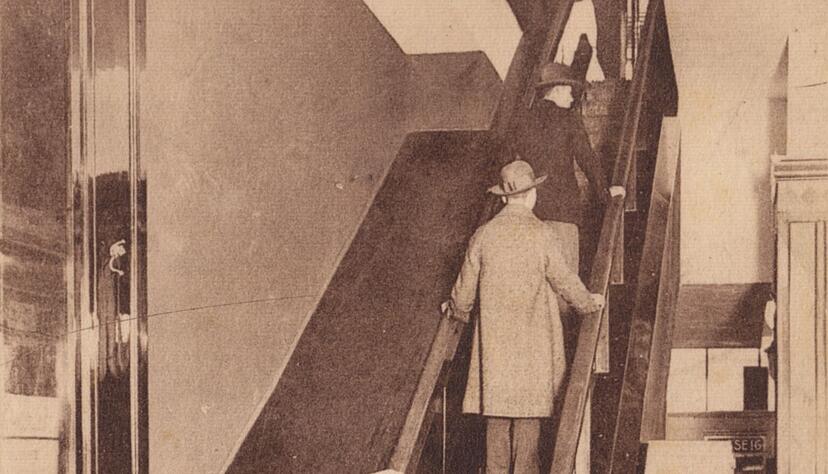 Eine Postkarte aus dem K&ouml;lnischen Stadtmuseum zeigt die erste deutsche Rolltreppe im K&ouml;lner Kaufhaus Tietz im Jahr 1925.