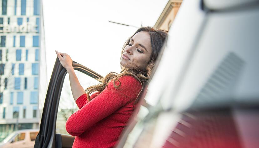 Wer Warnzeichen eines Sekundenschlafs bemerkt, legt besser eine Pause ein.