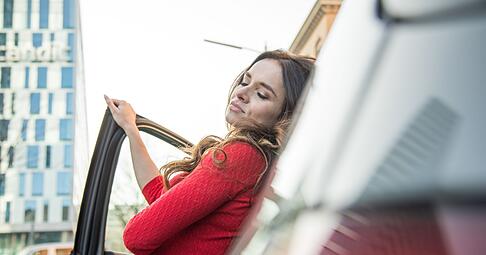 Wer Warnzeichen eines Sekundenschlafs bemerkt, legt besser eine Pause ein.