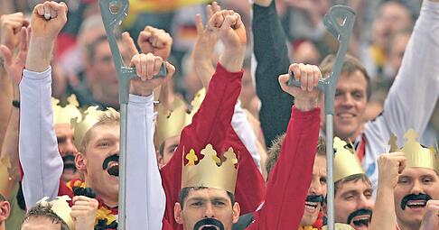"Auf Krücken zum WM-Titel" − war das Sportfoto des Jahres 2007. Torhüter Henning Fritz hatte sich im Finale einen Muskelbündelriss zugezogen und feierte den Titelgewinn auf Krücken − aber natürlich mit Bart und Krone.
Foto: Archiv/dpa "Auf Krücken zum WM-Titel" − war das Sportfoto des Jahres 2007. Torhüter Henning Fritz hatte sich im Finale einen Muskelbündelriss zugezogen und feierte den Titelgewinn auf Krücken − aber natürlich mit Bart und Krone.
Foto: Archiv/dpa
