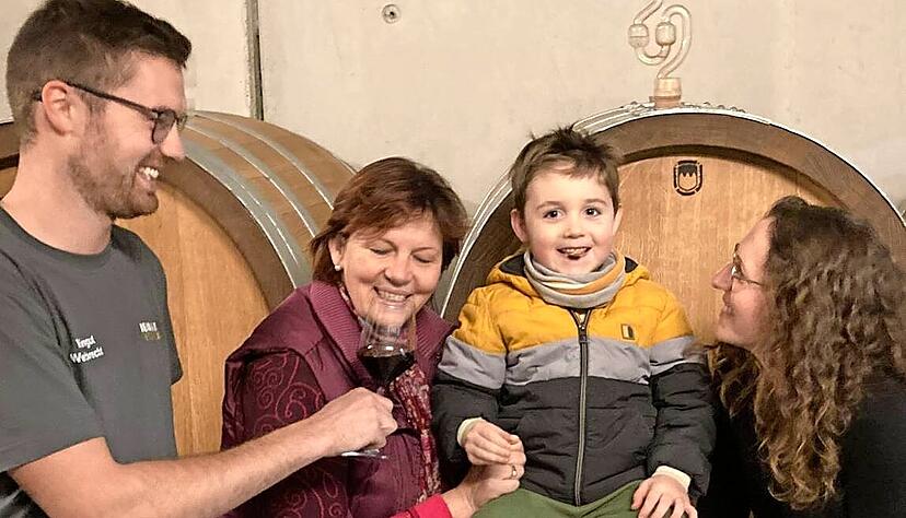 Simon Weihbrecht lässt seine Mutter Regina und Schwester Lena am Cuvée riechen. Der kleine Neffe ist dabei.
Foto: Yvonne Tscherwitschke Simon Weihbrecht lässt seine Mutter Regina und Schwester Lena am Cuvée riechen. Der kleine Neffe ist dabei.
Foto: Yvonne Tscherwitschke