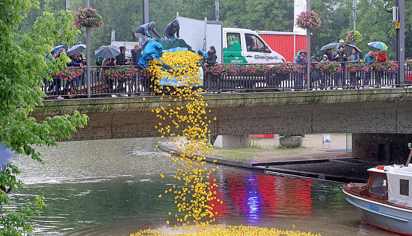 Viel Zulauf hatte wie in den Vorjahren das Entenrennen von Round Table. Viel Zulauf hatte wie in den Vorjahren das Entenrennen von Round Table.