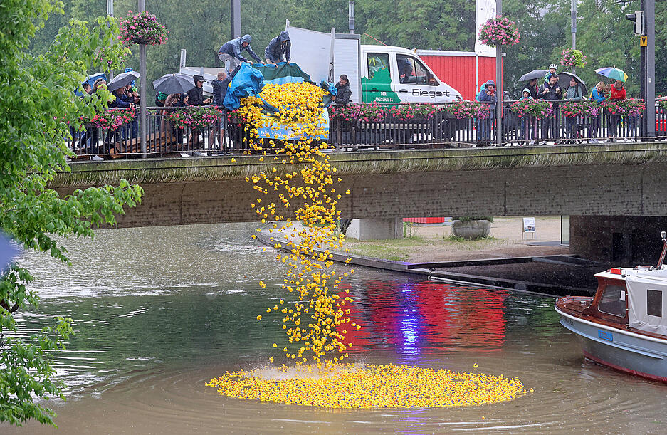 Viel Zulauf hatte wie in den Vorjahren das Entenrennen von Round Table. Viel Zulauf hatte wie in den Vorjahren das Entenrennen von Round Table.