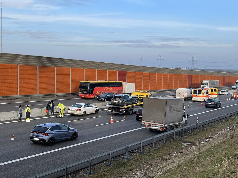 Mehrere besch&auml;digte Autos stehen nach dem Unfall auf der A6.