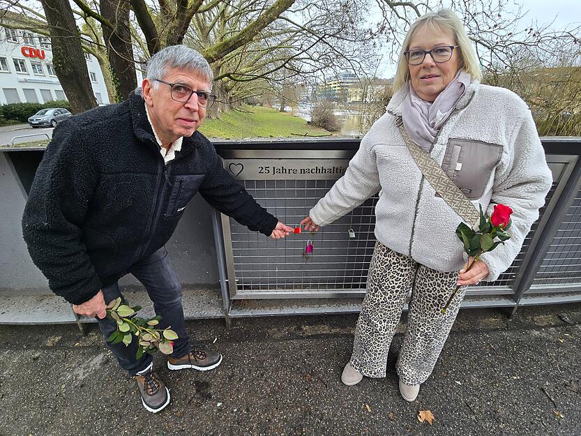 Jubiläumsgitter bieten langjährigen Paaren am Liebespunkt in Heilbronn eine besondere Möglichkeit zur Erinnerung. Jubiläumsgitter bieten langjährigen Paaren am Liebespunkt in Heilbronn eine besondere Möglichkeit zur Erinnerung.
