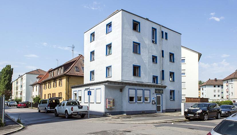 Das Flachdachgebäude und das gelbe Haus der Aufbaugilde an der Wacksstraße/Ecke Franz-Renner-Straße in der Bahnhofsvorstadt werden demnächst abgerissen und durch Neubauten (unten rechts) ersetzt. Foto: Archiv/Mario Berger