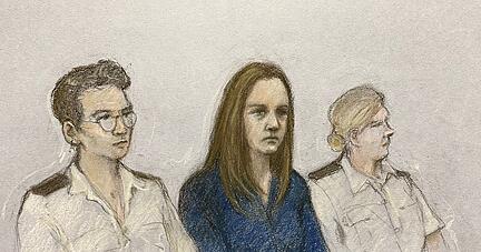 Die Krankenschwester Lucy Letby (m.) bei der Urteilsverlesung im Manchester Crown Court (Gerichtszeichnung vom 10.08.)