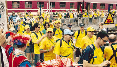 Australische Fans fallen fröhlich in die Stadt Öhringen ein. Solche Bilder kannte man bis zur Fußball-Weltmeisterschaft 2006 in Hohenlohe nicht.Foto: Archiv/Kümmerle Australische Fans fallen fröhlich in die Stadt Öhringen ein. Solche Bilder kannte man bis zur Fußball-Weltmeisterschaft 2006 in Hohenlohe nicht.Foto: Archiv/Kümmerle