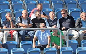 Viele ehemalige Spieler und Funktionäre des VfR verfolgten das Geschehen auf dem Platz von der Tribüne aus. Viele ehemalige Spieler und Funktionäre des VfR verfolgten das Geschehen auf dem Platz von der Tribüne aus.