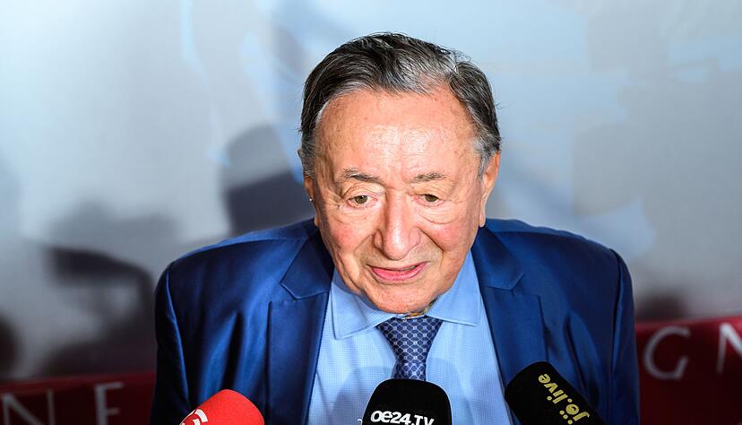 Im Blitzlichtgewitter der Fotografen fühlte sich der Gesellschaftslöwe Richard Lugner besonders wohl. (Archivbild) Im Blitzlichtgewitter der Fotografen fühlte sich der Gesellschaftslöwe Richard Lugner besonders wohl. (Archivbild)