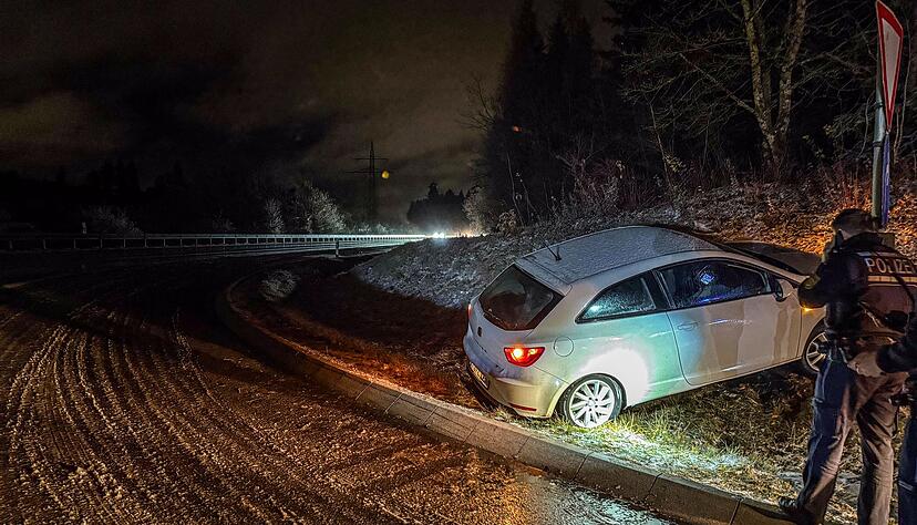 Bei Glätte kam das Auto von der Fahrbahn bei Villingen-Schwenningen von der Straße ab. Bei Glätte kam das Auto von der Fahrbahn bei Villingen-Schwenningen von der Straße ab.