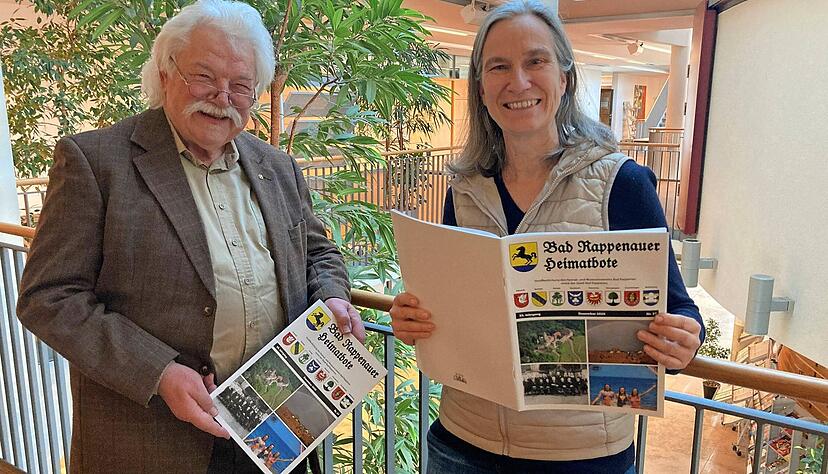 Erich Schuh, Vorsitzender des Heimat- und Museumsvereins, und Rathausmitarbeiterin Eva Goldfu&szlig;-Siedl stellen den neuen Heimatboten vor.
Fotos: Hoffmann/Stadtarchiv