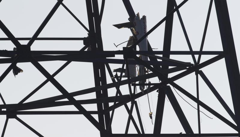 Trümmerteile des Kleinflugzeuges hängen im Mast der Windkraftanlage. Foto: Friso Gentsch Trümmerteile des Kleinflugzeuges hängen im Mast der Windkraftanlage. Foto: Friso Gentsch
