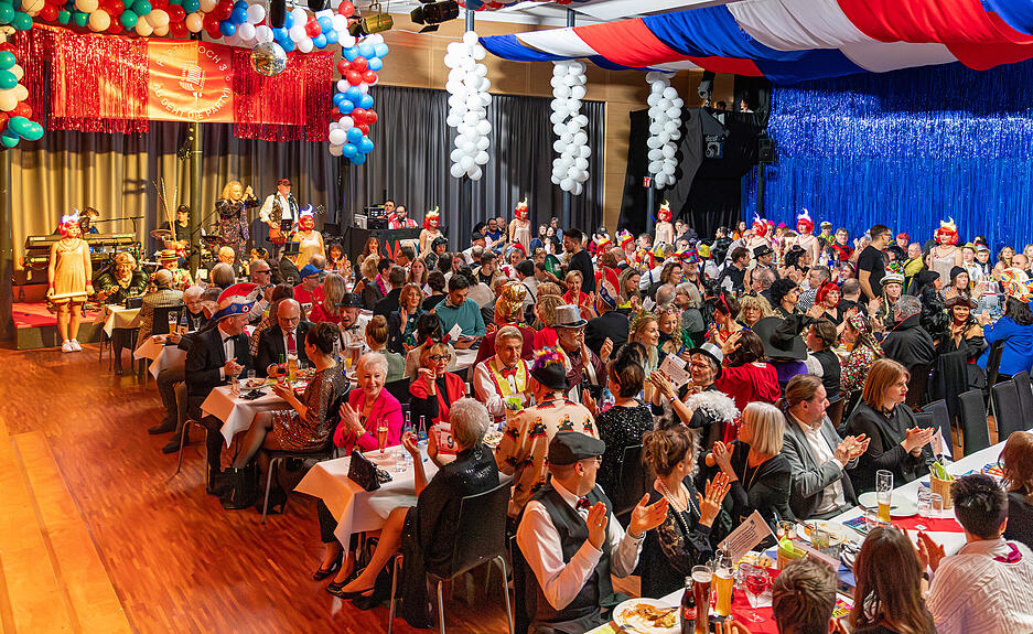 Zahlreiche G&auml;ste kamen f&uuml;r die erste Prunksitzung in den aufw&auml;ndig dekorierten Kursaal in Bad Wimpfen.