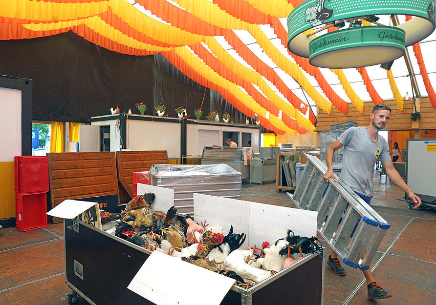 Das Team von Göckelesmaier richtet den Gastronomiebereich für das Volksfest in Heilbronn ein.