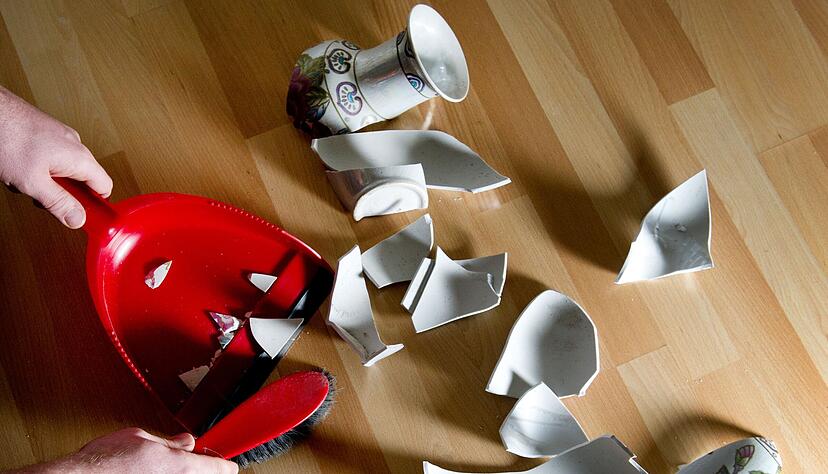 Keramik- und Porzellan-Scherben werden im Restm&uuml;ll entsorgt.