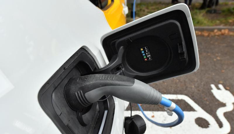 Der Akku eines Elektroautos wird an einer Ladestation geladen.