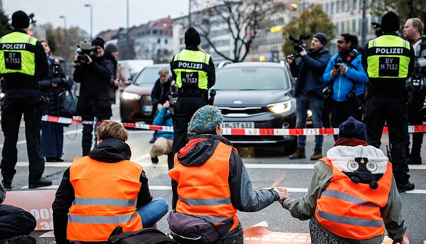 Polizeieinsatz am Stachus: In München blockieren Mitglieder der "Letzten Generation" die Straße. Polizeieinsatz am Stachus: In München blockieren Mitglieder der "Letzten Generation" die Straße.