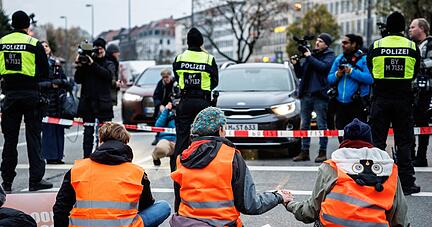 Polizeieinsatz am Stachus: In München blockieren Mitglieder der "Letzten Generation" die Straße.
Fotos: dpa Polizeieinsatz am Stachus: In München blockieren Mitglieder der "Letzten Generation" die Straße.
Fotos: dpa