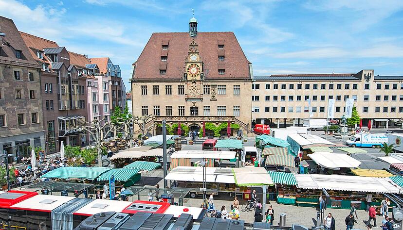 Der Wochenmarkt gehört in Heilbronn von jeher zum Stadtbild. Was vielen heute kaum noch bewusst ist: In den 1960er Jahren hungerte er regelrecht aus und wurde erst 1973 neu belebt. Seit 2001 hält am Marktplatz die Stadtbahn. Der Wochenmarkt gehört in Heilbronn von jeher zum Stadtbild. Was vielen heute kaum noch bewusst ist: In den 1960er Jahren hungerte er regelrecht aus und wurde erst 1973 neu belebt. Seit 2001 hält am Marktplatz die Stadtbahn.
