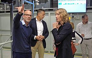 Niederlassungsleiter Kay Sievers (links) und Jochen Kratz, Gesch&auml;ftsleiter S&uuml;dwest, f&uuml;hrten die Besucher (vorne: Isabell Huber) durch die Anlage.