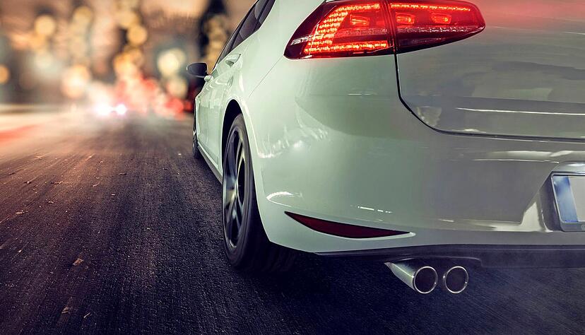 Mit überhöhter Geschwindigkeit rücksichtslos durch die Stadt: Mit Straßenrennen beschwören die meist jungen Fahrer immer eine Gefahr hervor für sich und für andere. Mit überhöhter Geschwindigkeit rücksichtslos durch die Stadt: Mit Straßenrennen beschwören die meist jungen Fahrer immer eine Gefahr hervor für sich und für andere.