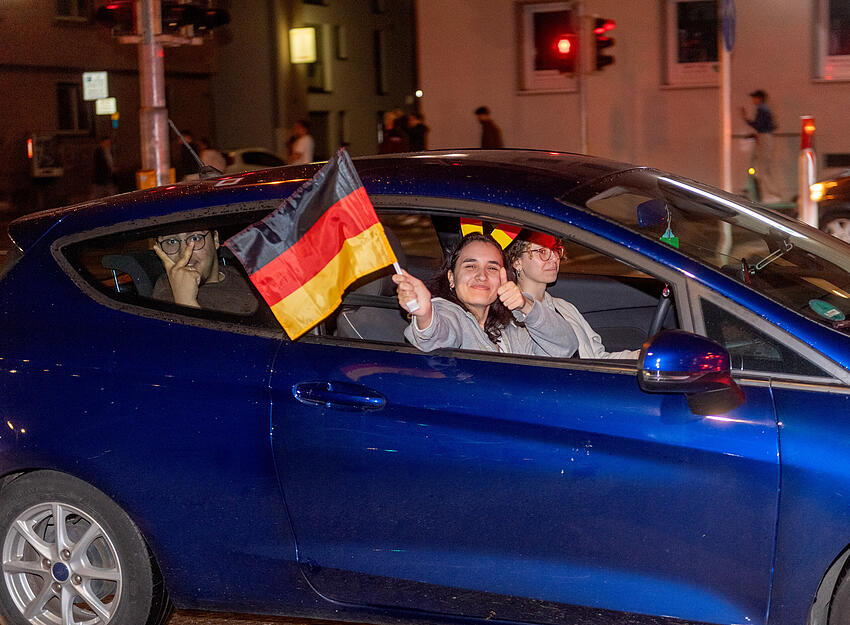 Fans feiern bei Autokorso in Heilbronn nach EM-Sieg der DFB-Elf
