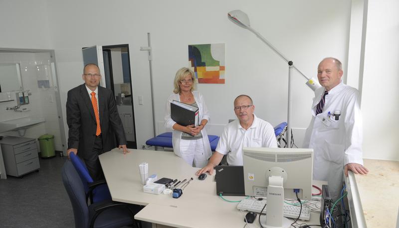 In einem der drei Behandlungsräume (von links): Michael Knüppel, Sigrid Harder, Joachim Geese und Professor Dr. Wolfgang Linhart. In einem der drei Behandlungsräume (von links): Michael Knüppel, Sigrid Harder, Joachim Geese und Professor Dr. Wolfgang Linhart.