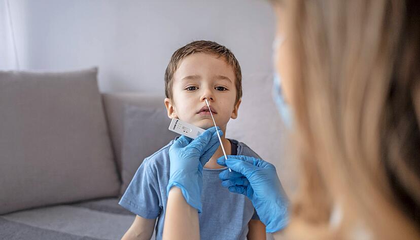 Schulanfänger brauchen Hilfe beim Corona-Test. Deshalb spricht der Beipackzettel den Selbsttests die Eignung für jüngere Kinder ab.
Foto: Dragana Gordic/stock.adobe.com Schulanfänger brauchen Hilfe beim Corona-Test. Deshalb spricht der Beipackzettel den Selbsttests die Eignung für jüngere Kinder ab.
Foto: Dragana Gordic/stock.adobe.com