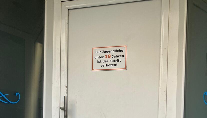 Spezialkräfte der Polizei stürmten eine Shisha-Bar in der Innsbrucker Straße in Heilbronn.