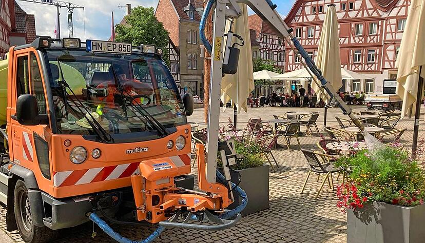 Damit kein Kübel vergessen wird: Mit Mulicar und digitaler Unterstützung gießt ein Mitarbeiter des Bauhofs die Blumentröge am Eppinger Marktplatz.
Foto: Jörg Kühl