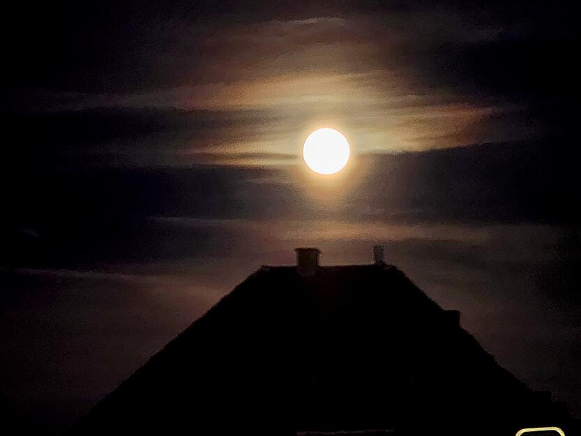 Der Supermond &uuml;ber den D&auml;chern im Heilbronner Landkreis.