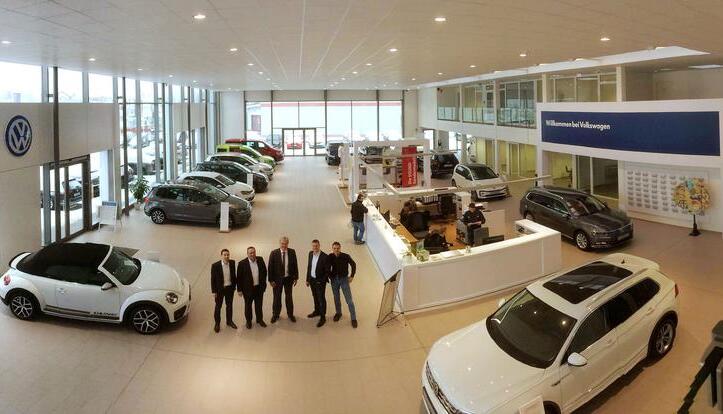 Alexander Wild, Nikolai Wittich und Rolf Walter von der ASW-Gruppe mit den Verk&auml;ufern Kai Uibelh&ouml;r und Hermann Jung (v. l.) im Bad Rappenauer VW-Betrieb. Die Marke Jung soll vorerst bleiben.
Foto: Stockburger