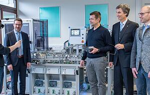 Benedict Bauer (links) zeigt, wie die Abfüllanlage über die VR-Brille gesteuert werden kann. Mit dabei der Weinsberger Schulleiter Jürgen Kovács (von links), Professor Carsten Wittenberg, Hochschul-Rektor Oliver Lenzen und IDS-Geschäftsführer Jürgen Hartmann. Benedict Bauer (links) zeigt, wie die Abfüllanlage über die VR-Brille gesteuert werden kann. Mit dabei der Weinsberger Schulleiter Jürgen Kovács (von links), Professor Carsten Wittenberg, Hochschul-Rektor Oliver Lenzen und IDS-Geschäftsführer Jürgen Hartmann.