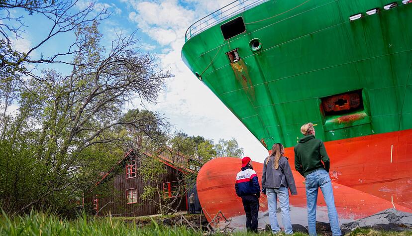 Das war knapp: Ein Containerschiff ist in einem norwegischen Fjord kurz vor einem Haus am Wasser zum Stehen gekommen. Das war knapp: Ein Containerschiff ist in einem norwegischen Fjord kurz vor einem Haus am Wasser zum Stehen gekommen.