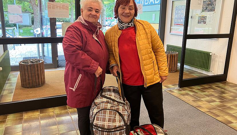 Svetlana Schaubs (links) und Sonja Mijatovic sind die ersten Damen in der Sauna am Dienstagmorgen.