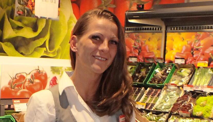 Marktleiterin Stephanie Hoffmann freut sich auf die Kunden.Foto: Seybold Marktleiterin Stephanie Hoffmann freut sich auf die Kunden.Foto: Seybold