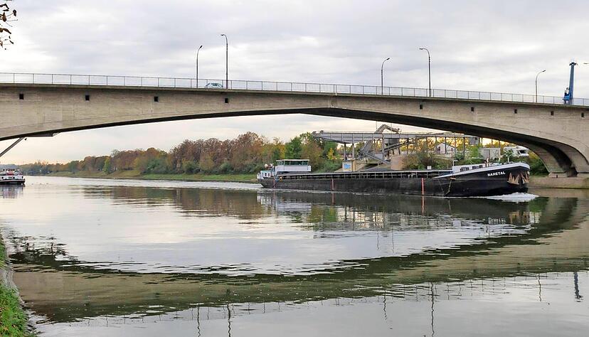 Die Peter-Bruckmann-Brücke in Heilbronn wird für die nächsten 20 Jahre fit gemacht. Kostenpunkt: 1,8 Millionen Euro. Der Verkehr kann weiterhin fließen, es gibt aber Behinderungen. Die Arbeiten dauern bis November. Foto: Archiv/Mugler