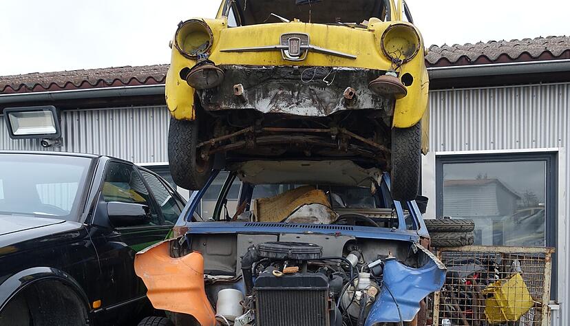 So sch&ouml;n kann Schrott sein: Oben ein alter Fiat 600, unten ein Lada Niva.