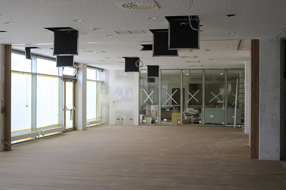 Der Haupteingang beinhaltet ein großes Foyer, das auch für Veranstaltungen und Konferenzen genutzt werden kann.