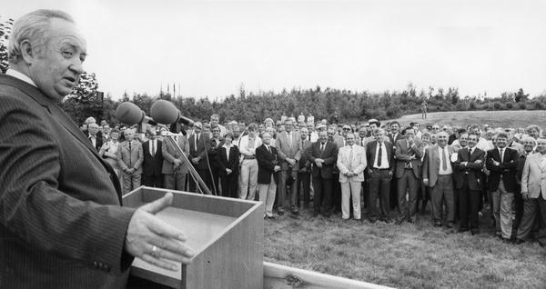 11.6.1986 - Landwirtschaftsminister Gerhard Weiser bei der Einweihung des Breitenauer Sees. Mit einer Wasserfläche von 40 Hektar ist er der größte See Nord-Württembergs. Das Gesamtprojekt kostet 28 Millionen Mark und wird heute der Bevölkerung übergeben. 11.6.1986 - Landwirtschaftsminister Gerhard Weiser bei der Einweihung des Breitenauer Sees. Mit einer Wasserfläche von 40 Hektar ist er der größte See Nord-Württembergs. Das Gesamtprojekt kostet 28 Millionen Mark und wird heute der Bevölkerung übergeben.