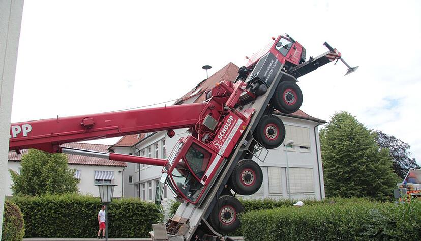 Nach dem schweren Kranunglück bei einem Schulfest der Neuenstädter Lindenschule gibt es  erste Hinweise zum Unfallhergang.