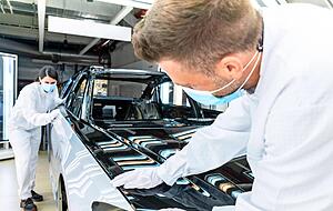 Die zweifarbige Lackierung für den neuen Audi A8 L Horch erfordert von den Spezialisten am Audi-Standort Neckarsulm 35 Stunden zusätzliche, händische Arbeit.