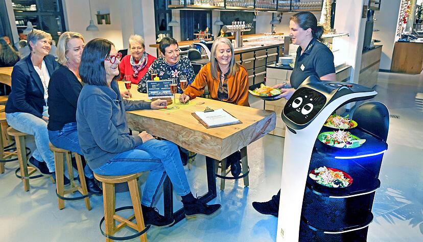 Roboter Susanne fährt die Speisen an den Tisch. Restaurantleiterin Nadine Dieterle teilt die Teller aus. Die Gäste staunen über die motorisierte Hilfe.
