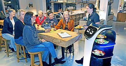 Roboter Susanne fährt die Speisen an den Tisch. Restaurantleiterin Nadine Dieterle teilt die Teller aus. Die Gäste staunen über die motorisierte Hilfe.