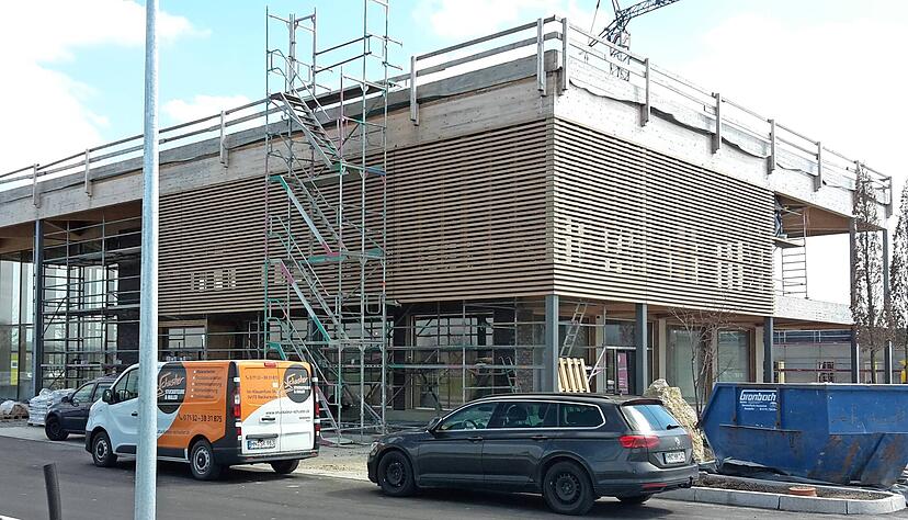 Au&szlig;en fast fertig, drinnen indes gibt es bis unmittelbar vor T&uuml;r&ouml;ffnung noch ordentlich zu tun: Das neue Gewerbepark-Caf&eacute; nimmt demn&auml;chst den Betrieb auf.