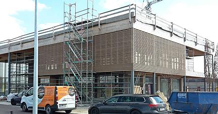 Au&szlig;en fast fertig, drinnen indes gibt es bis unmittelbar vor T&uuml;r&ouml;ffnung noch ordentlich zu tun: Das neue Gewerbepark-Caf&eacute; nimmt demn&auml;chst den Betrieb auf.
Foto: Nick